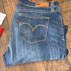 Demi curve Levi jeans